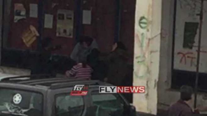 Άγριο ξύλο από &quot;Ρομά&quot; στη Σπάρτη για τη διανομή τροφίμων! (vd)