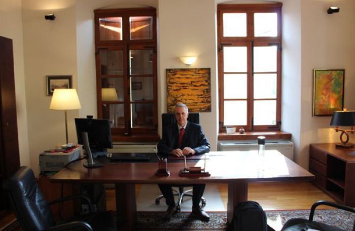 &Sigma;&upsilon;&nu;έ&nu;&tau;&epsilon;&upsilon;&xi;&eta; &tau;&omicron;&upsilon; &Pi;&rho;ύ&tau;&alpha;&nu;&eta; &kappa;. &Kappa;&alpha;&tau;&sigma;ή &gamma;&iota;&alpha; &tau;&alpha; 20 &chi;&rho;ό&nu;&iota;&alpha; &tau;&omicron;&upsilon; &Pi;&alpha;&nu;&epsilon;&pi;&iota;&sigma;&tau;&eta;&mu;ί&omicron;&upsilon; &Pi;&epsilon;&lambda;&omicron;&pi;&omicron;&nu;&nu;ή&sigma;&omicron;&upsilon;