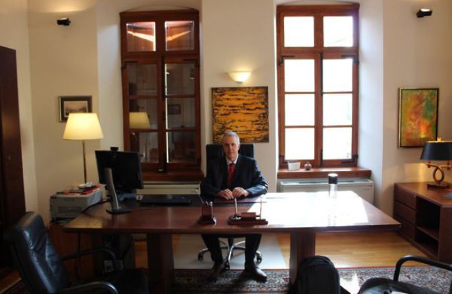 &Sigma;&upsilon;&nu;έ&nu;&tau;&epsilon;&upsilon;&xi;&eta; &tau;&omicron;&upsilon; &Pi;&rho;ύ&tau;&alpha;&nu;&eta; &kappa;. &Kappa;&alpha;&tau;&sigma;ή &gamma;&iota;&alpha; &tau;&alpha; 20 &chi;&rho;ό&nu;&iota;&alpha; &tau;&omicron;&upsilon; &Pi;&alpha;&nu;&epsilon;&pi;&iota;&sigma;&tau;&eta;&mu;ί&omicron;&upsilon; &Pi;&epsilon;&lambda;&omicron;&pi;&omicron;&nu;&nu;ή&sigma;&omicron;&upsilon;