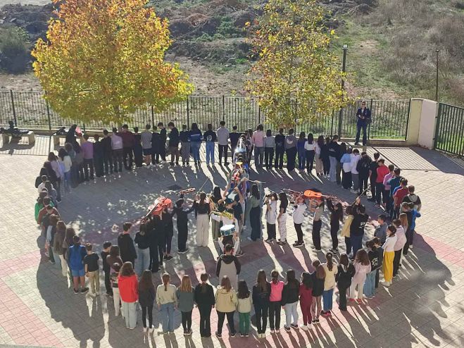 &laquo;Make Music, not War&raquo; &alpha;&pi;ό &mu;&alpha;&theta;&eta;&tau;έ&sigmaf; &kappa;&alpha;&iota; &mu;&alpha;&theta;ή&tau;&rho;&iota;&epsilon;&sigmaf; &tau;&omicron;&upsilon; &Mu;&omicron;&upsilon;&sigma;&iota;&kappa;&omicron;ύ &Sigma;&chi;&omicron;&lambda;&epsilon;ί&omicron;&upsilon; &Tau;&rho;ί&pi;&omicron;&lambda;&eta;&sigmaf;!