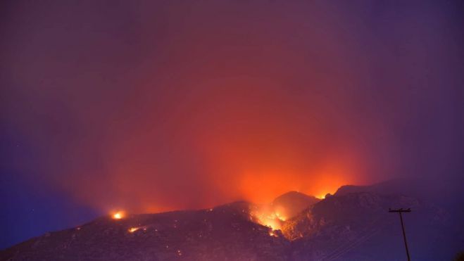 Φωτιά στο Λουτράκι | Κομάντο της ΕΜΑΚ με Super Pumα στην κορυφή του βουνού – Δεν υπάρχει ενεργό μέτωπο (vd)