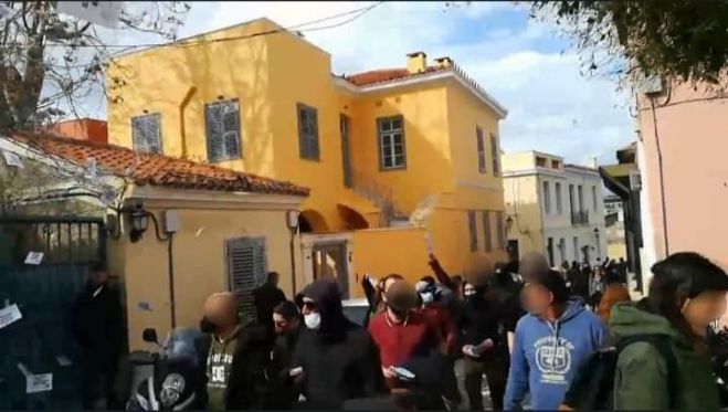 &Pi;&alpha;&rho;έ&mu;&beta;&alpha;&sigma;&eta; &tau;&omicron;&upsilon; "&Rho;&omicron;&upsilon;&beta;ί&kappa;&omega;&nu;&alpha;" &sigma;&tau;&omicron; &sigma;&pi;ί&tau;&iota; &tau;&omicron;&upsilon; &Kappa;&alpha;&rho;&alpha;&mu;&alpha;&nu;&lambda;ή | "&Epsilon;ί&nu;&alpha;&iota; &sigma;&upsilon;&nu;έ&nu;&omicron;&chi;&omicron;&sigmaf; &sigma;&tau;&omicron; έ&gamma;&kappa;&lambda;&eta;&mu;&alpha;"