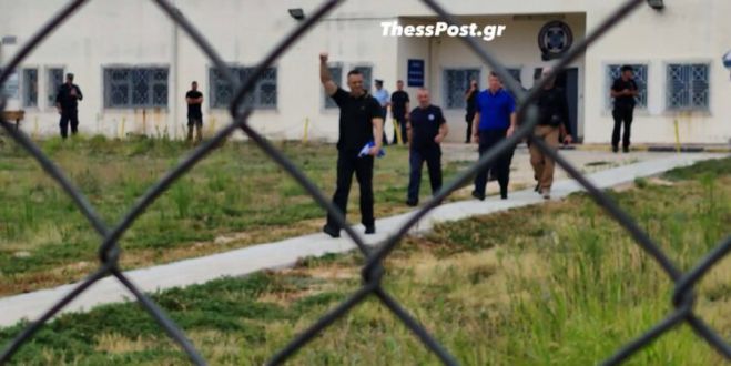 &Alpha;&pi;&omicron;&phi;&upsilon;&lambda;&alpha;&kappa;ί&sigma;&tau;&eta;&kappa;&epsilon; &omicron; &Kappa;&alpha;&sigma;&iota;&delta;&iota;ά&rho;&eta;&sigmaf; | &laquo;&Epsilon;&pi;&iota;&sigma;&tau;&rho;έ&phi;&omega; &mu;&epsilon; &nu;έ&omicron; &iota;&sigma;&chi;&upsilon;&rho;ό &epsilon;&theta;&nu;&iota;&kappa;ό &kappa;ό&mu;&mu;&alpha;&raquo; - &Epsilon;&kappa;&alpha;&tau;&omicron;&nu;&tau;ά&delta;&epsilon;&sigmaf; &upsilon;&pi;&omicron;&sigma;&tau;&eta;&rho;&iota;&kappa;&tau;έ&sigmaf; &tau;&omicron;&upsilon; έ&xi;&omega; &alpha;&pi;ό &tau;&iota;&sigmaf; &phi;&upsilon;&lambda;&alpha;&kappa;έ&sigmaf;! (vd)