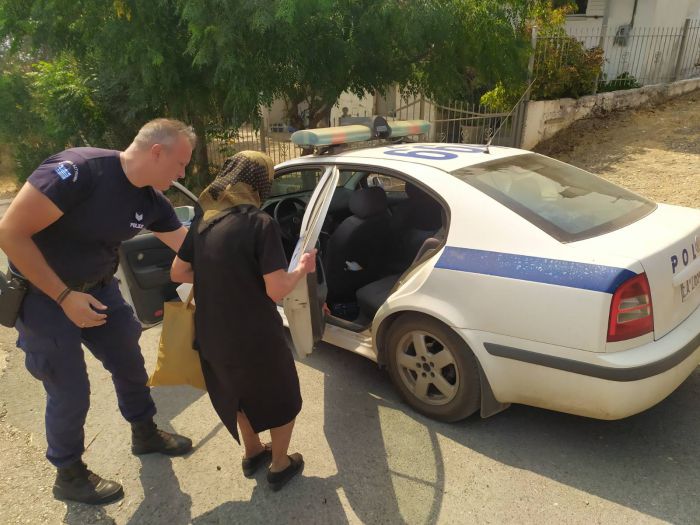 Πυρκαγιές | Δίπλα στους δοκιμαζόμενους ηλικιωμένους πολίτες η αστυνομία στην Αρκαδία (εικόνες)