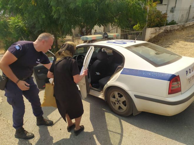 Πυρκαγιές | Δίπλα στους δοκιμαζόμενους ηλικιωμένους πολίτες η αστυνομία στην Αρκαδία (εικόνες)