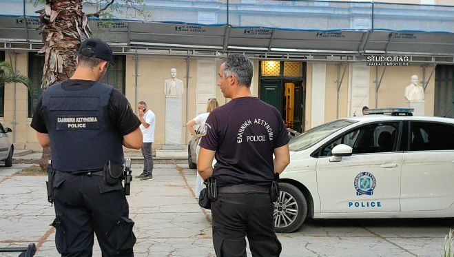&Sigma;&tau;&eta; &phi;&upsilon;&lambda;&alpha;&kappa;ή &omicron;&iota; &delta;ύ&omicron; &alpha;&sigma;&tau;&upsilon;&nu;&omicron;&mu;&iota;&kappa;&omicron;ί &gamma;&iota;&alpha; &tau;&omicron;&nu; &tau;&rho;&alpha;&upsilon;&mu;&alpha;&tau;&iota;&sigma;&mu;ό &tau;&omicron;&upsilon; 20&chi;&rho;&omicron;&nu;&omicron;&upsilon; &sigma;&tau;&omicron; Ά&rho;&gamma;&omicron;&sigmaf;