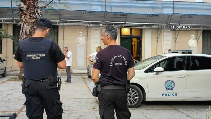 &Sigma;&tau;&eta; &phi;&upsilon;&lambda;&alpha;&kappa;ή &omicron;&iota; &delta;ύ&omicron; &alpha;&sigma;&tau;&upsilon;&nu;&omicron;&mu;&iota;&kappa;&omicron;ί &gamma;&iota;&alpha; &tau;&omicron;&nu; &tau;&rho;&alpha;&upsilon;&mu;&alpha;&tau;&iota;&sigma;&mu;ό &tau;&omicron;&upsilon; 20&chi;&rho;&omicron;&nu;&omicron;&upsilon; &sigma;&tau;&omicron; Ά&rho;&gamma;&omicron;&sigmaf;