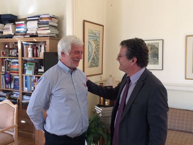 &Mu;&epsilon; &tau;&omicron;&nu; &Sigma;&upsilon;&nu;ή&gamma;&omicron;&rho;&omicron; &tau;&omicron;&upsilon; &Pi;&omicron;&lambda;ί&tau;&eta; &sigma;&upsilon;&nu;&alpha;&nu;&tau;ή&theta;&eta;&kappa;&epsilon; &omicron; &Pi;&epsilon;&rho;&iota;&phi;&epsilon;&rho;&epsilon;&iota;ά&rho;&chi;&eta;&sigmaf; &sigma;&tau;&eta;&nu; &Tau;&rho;ί&pi;&omicron;&lambda;&eta; (vd)