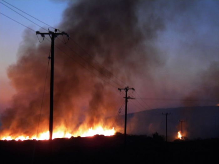 &Alpha;&nu;&alpha;&zeta;&omega;&pi;&upsilon;&rho;ώ&theta;&eta;&kappa;&epsilon; &eta; &phi;&omega;&tau;&iota;ά &sigma;&tau;&alpha; &Kappa;ύ&theta;&eta;&rho;&alpha;: &laquo;&Theta;&alpha; &kappa;&alpha;&omicron;ύ&mu;&epsilon; &zeta;&omega;&nu;&tau;&alpha;&nu;&omicron;ί&raquo; - &Epsilon;&kappa;&kappa;&epsilon;&nu;ώ&nu;&omicron;&nu;&tau;&alpha;&iota; &chi;&omega;&rho;&iota;ά