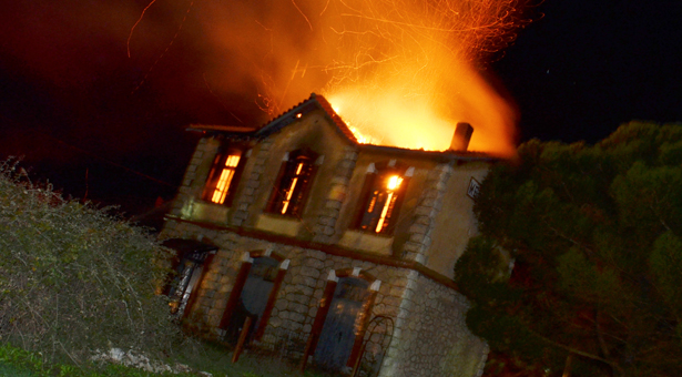 &Eta; &phi;&omega;&tau;&iota;ά &sigma;&tau;&omicron;&nu; &pi;&alpha;&lambda;&iota;ό &sigma;&tau;&alpha;&theta;&mu;ό &tau;&omicron;&upsilon; &Omicron;&Sigma;&Epsilon; &sigma;&tau;&eta; &Mu;&epsilon;&gamma;&alpha;&lambda;ό&pi;&omicron;&lambda;&eta; (&epsilon;&iota;&kappa;ό&nu;&epsilon;&sigmaf;)