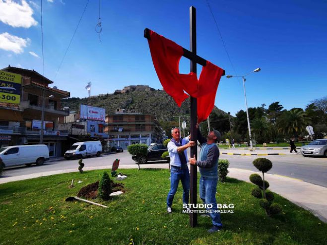 Σταυρός τριών μέτρων υψώθηκε για το Πάσχα στο κέντρο του Ναυπλίου (vd)
