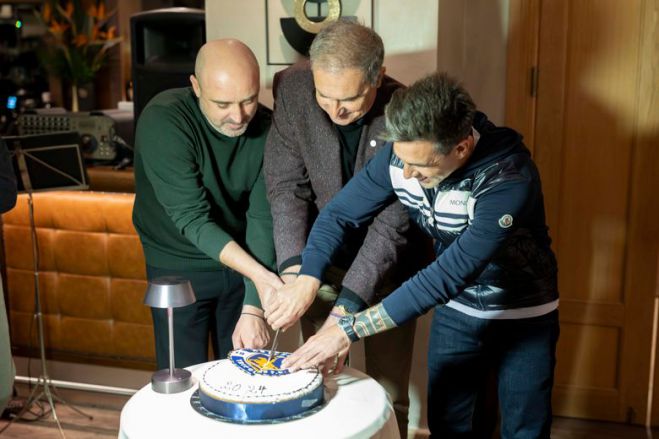 &Xi;&epsilon;&chi;&omega;&rho;&iota;&sigma;&tau;ή &kappa;&alpha;&iota; &mu;&epsilon;&lambda;&omega;&delta;&iota;&kappa;ή &beta;&rho;&alpha;&delta;&iota;ά &sigma;&tau;&eta;&nu; &pi;ί&tau;&alpha; &tau;&omicron;&upsilon; &Alpha;&sigma;&tau;έ&rho;&alpha; &Tau;&rho;ί&pi;&omicron;&lambda;&eta;&sigmaf; (&epsilon;&iota;&kappa;ό&nu;&epsilon;&sigmaf; - &beta;ί&nu;&tau;&epsilon;&omicron;)