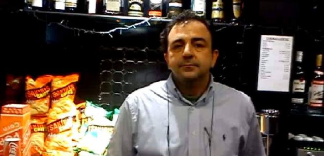 &Omicron; &Kappa;&iota;&nu;&eta;&mu;&alpha;&tau;&omicron;&gamma;&rho;ά&phi;&omicron;&sigmaf; &Tau;&rho;&iota;&alpha;&nu;ό&nu; &tau;&iota;&mu;ά &tau;&eta; &mu;&nu;ή&mu;&eta; &tau;&omicron;&upsilon; &Lambda;&epsilon;&omega;&nu;ί&delta;&alpha; &Pi;&alpha;&pi;&alpha;&gamma;&epsilon;&omega;&rho;&gamma;ί&omicron;&upsilon; &alpha;&pi;ό &tau;&omicron; &Lambda;&epsilon;&omega;&nu;ί&delta;&iota;&omicron;
