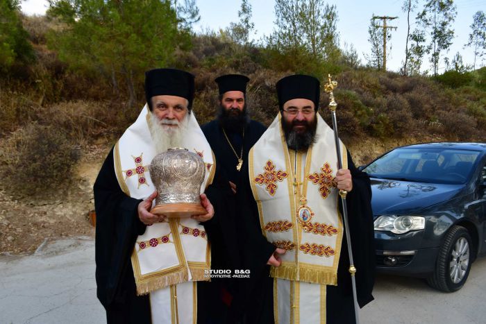 &Sigma;&tau;&omicron; &Nu;&alpha;ύ&pi;&lambda;&iota;&omicron; &mu;&epsilon;&tau;&alpha;&phi;έ&rho;&theta;&eta;&kappa;&epsilon; &eta; &Tau;ί&mu;&iota;&alpha; &Kappa;ά&rho;&alpha; &tau;&omicron;&upsilon; &Nu;&epsilon;&omicron;&mu;ά&rho;&tau;&upsilon;&rho;&alpha; &Delta;&eta;&mu;&eta;&tau;&rho;ί&omicron;&upsilon; &epsilon;&kappa; &Tau;&rho;&iota;&pi;ό&lambda;&epsilon;&omega;&sigmaf; (&epsilon;&iota;&kappa;ό&nu;&epsilon;&sigmaf; - &beta;ί&nu;&tau;&epsilon;&omicron;)