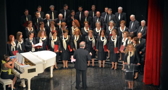&Sigma;&upsilon;&nu;ά&nu;&tau;&eta;&sigma;&eta; &Chi;&omicron;&rho;&omega;&delta;&iota;ώ&nu; &sigma;&tau;&omicron; &Mu;&alpha;&lambda;&lambda;&iota;&alpha;&rho;&omicron;&pi;&omicron;ύ&lambda;&epsilon;&iota;&omicron; &Theta;έ&alpha;&tau;&rho;&omicron; (&epsilon;&iota;&kappa;ό&nu;&epsilon;&sigmaf;)