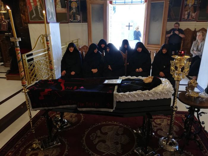 Η εξόδιος Άκολουθία της Μοναχῆς Νειλίας στο Ναό Νεομάρτυρος Δημητρίου Μερκοβουνίου (εικόνες)