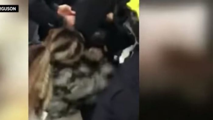 Βίντεο-σοκ | Αστυνομικοί τραβούν με βία μωρό από την αγκαλιά της μάνας του (vd)