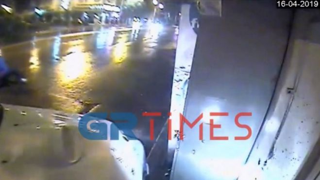 Θεσσαλονίκη | Περιπολικό «καρφώθηκε» σε περίπτερο κατά τη διάρκεια καταδίωξης (vd)