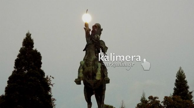&Omicron; &Kappa;&omicron;&lambda;&omicron;&kappa;&omicron;&tau;&rho;ώ&nu;&eta;&sigmaf; &laquo;&kappa;&alpha;&rho;&phi;ώ&nu;&epsilon;&iota;&raquo; &mu;&epsilon; &tau;&omicron; &sigma;&pi;&alpha;&theta;ί &tau;&omicron;&upsilon; &tau;&omicron; &phi;&epsilon;&gamma;&gamma;ά&rho;&iota; &tau;&eta;&sigmaf; &Tau;&rho;ί&pi;&omicron;&lambda;&eta;&sigmaf;! (&epsilon;&iota;&kappa;ό&nu;&epsilon;&sigmaf;)