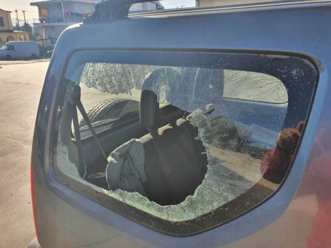 Επίθεση Ρομά με πέτρες σε αυτοκίνητο στη διασταύρωση για Μικρομάνη Μεσσηνίας