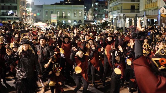 Καρναβαλική παρέλαση όλη νύχτα στην Πάτρα - Δείτε live!
