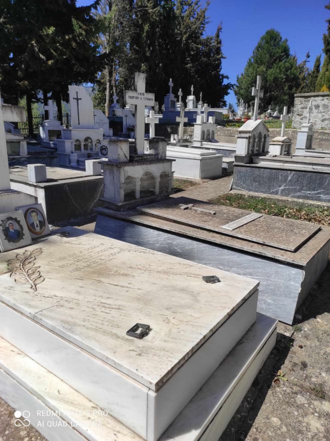 Δεν σέβονται τίποτα | Άγνωστοι μπήκαν και έκλεψαν μεταλλικά αντικείμενα στο νεκροταφείο του Κοσμά - "Μας θλίβει" λέει ο Μανώλης Δολιανίτης