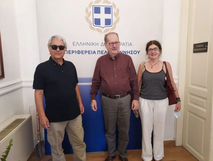 &Mu;&epsilon; &epsilon;&kappa;&pi;&rho;ό&sigma;&omega;&pi;&omicron;&upsilon;&sigmaf; &tau;&omega;&nu; &Omicron;&iota;&kappa;&omicron;&lambda;ό&gamma;&omega;&nu; &Pi;&rho;ά&sigma;&iota;&nu;&omega;&nu; &sigma;&upsilon;&nu;&alpha;&nu;&tau;ή&theta;&eta;&kappa;&epsilon; &omicron; &Pi;&epsilon;&rho;&iota;&phi;&epsilon;&rho;&epsilon;&iota;ά&rho;&chi;&eta;&sigmaf;