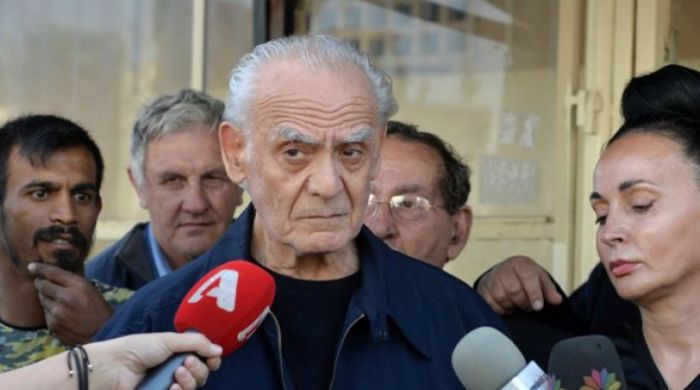 Ά&kappa;&eta;&sigmaf;: "&Pi;&alpha;&pi;&alpha;&nu;&delta;&rho;έ&omicron;&upsilon; &kappa;&alpha;&iota; &Sigma;&eta;&mu;ί&tau;&eta;&sigmaf; &pi;&alpha;&rho;έ&delta;&omega;&sigma;&alpha;&nu; &tau;&eta; &chi;ώ&rho;&alpha; &sigma;&tau;&omicron;&upsilon;&sigmaf; &delta;&alpha;&nu;&epsilon;&iota;&sigma;&tau;έ&sigmaf; - Έ&chi;&omega; &sigma;&tau;&omicron;&iota;&chi;&epsilon;ί&alpha;"