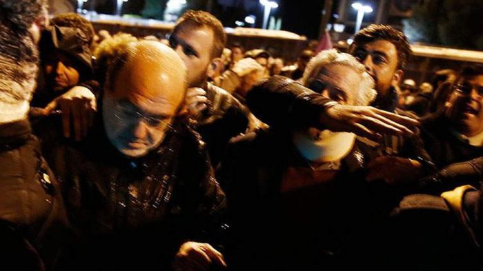 Προπηλακισμοί στελεχών του ΣΥΡΙΖΑ έξω από την αμερικανική πρεσβεία (vd)