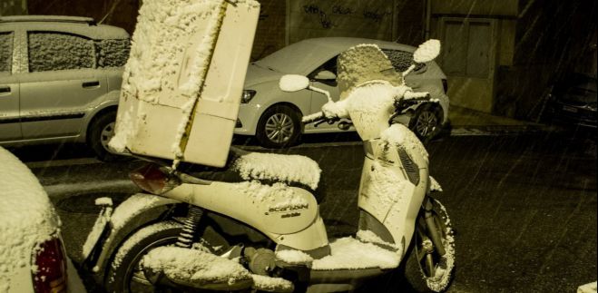 &Tau;&omicron; delivery &tau;&omicron;&upsilon; &tau;&rho;ό&mu;&omicron;&upsilon; | &Kappa;&alpha;&theta;&eta;&mu;&epsilon;&rho;&iota;&nu;έ&sigmaf; &iota;&sigma;&tau;&omicron;&rho;ί&epsilon;&sigmaf; &sigma;&tau;&omicron;&nu; &delta;&rho;ό&mu;&omicron; (&epsilon;&iota;&kappa;ό&nu;&epsilon;&sigmaf;)