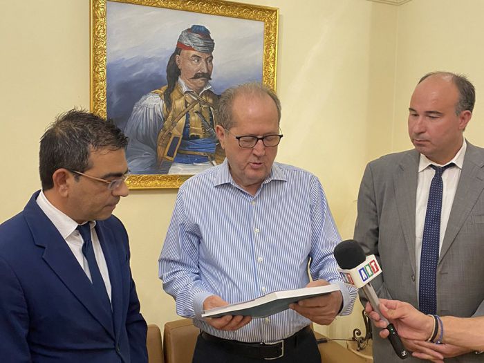 &Nu;ί&kappa;&alpha;&sigmaf;, &ldquo;&Nu;&alpha; &alpha;&theta;&rho;&omicron;ί&sigma;&omicron;&upsilon;&mu;&epsilon; &delta;&upsilon;&nu;ά&mu;&epsilon;&iota;&sigmaf; &sigma;&epsilon; ό&lambda;&alpha; &tau;&alpha; &epsilon;&pi;ί&pi;&epsilon;&delta;&alpha;, ώ&sigma;&tau;&epsilon; &nu;&alpha; &xi;&eta;&mu;&epsilon;&rho;ώ&sigma;&epsilon;&iota; &kappa;&alpha;&iota; &gamma;&iota;&alpha; &tau;&omicron;&upsilon;&sigmaf; &rho;&omicron;&mu;ά &mu;&iota;&alpha; &kappa;&alpha;&lambda;ύ&tau;&epsilon;&rho;&eta; &eta;&mu;έ&rho;&alpha;&rdquo;