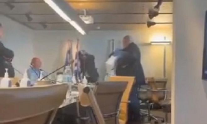 &Tau;&omicron; &epsilon;&lambda;&lambda;&eta;&nu;&iota;&kappa;ό &pi;&omicron;&delta;ό&sigma;&phi;&alpha;&iota;&rho;&omicron; &sigma;&tau;&alpha; &chi;&epsilon;&iota;&rho;ό&tau;&epsilon;&rho;ά &tau;&omicron;&upsilon; | &Eta; &sigma;&tau;&iota;&gamma;&mu;ή &pi;&omicron;&upsilon; &omicron; &Kappa;&alpha;&rho;&alpha;&pi;&alpha;&pi;ά&sigmaf; &pi;&epsilon;&tau;ά&epsilon;&iota; &phi;&omicron;ύ&sigma;&tau;&alpha; &sigma;&tau;&omicron;&nu; &Pi;&rho;ό&epsilon;&delta;&rho;&omicron; &tau;&eta;&sigmaf; &Epsilon;&Pi;&Omicron; (vd)