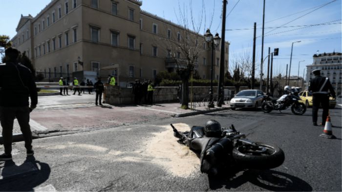 Τροχαίο στη Βουλή | ΕΔΕ για τη συμπεριφορά του τροχονόμου στον ντελιβερά - Μετατέθηκε σε αστυνομικό τμήμα