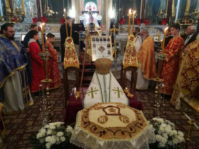 &Tau;&rho;ί&pi;&omicron;&lambda;&eta; | &Mu;&nu;&eta;&mu;ό&sigma;&upsilon;&nu;&omicron; &gamma;&iota;&alpha; &tau;&omicron;&upsilon;&sigmaf; &mu;&alpha;&kappa;&alpha;&rho;&iota;&sigma;&tau;&omicron;ύ&sigmaf; &Mu;&eta;&tau;&rho;&omicron;&pi;&omicron;&lambda;ί&tau;&epsilon;&sigmaf; &kappa;&alpha;&iota; &Delta;&omega;&rho;&eta;&tau;έ&sigmaf; &tau;&eta;&sigmaf; &Mu;&eta;&tau;&rho;ό&pi;&omicron;&lambda;&eta;&sigmaf; &Mu;&alpha;&nu;&tau;&iota;&nu;&epsilon;ί&alpha;&sigmaf; &kappa;&alpha;&iota; &Kappa;&upsilon;&nu;&omicron;&upsilon;&rho;ί&alpha;&sigmaf; (&epsilon;&iota;&kappa;ό&nu;&epsilon;&sigmaf;)