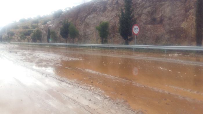 Για περίπου δύο ώρες έκλεισε η νέα Εθνική Οδός "Αθηνών - Κορίνθου" λόγω χειμάρρου (vd)