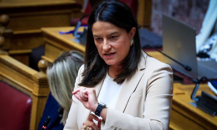 Υπουργός Εργασίας: «Προαιρετικά και μόνο 3 ημέρες τον μήνα μπορεί ο εργαζόμενος να δουλεύει 13 ώρες»