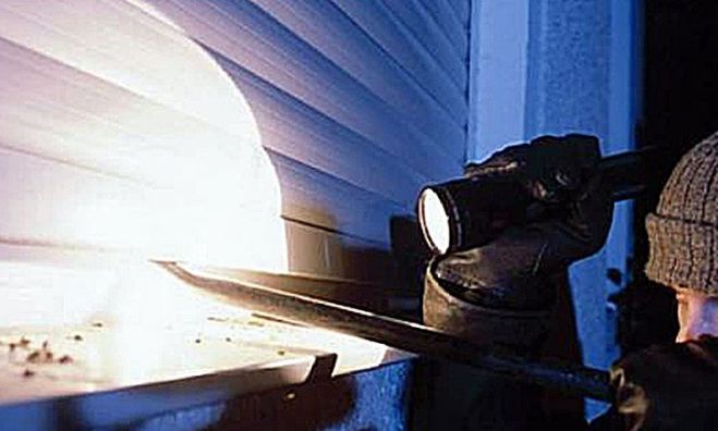 &Delta;&iota;έ&rho;&rho;&eta;&xi;&alpha;&nu; &sigma;&chi;&epsilon;&delta;ό&nu; ό&lambda;&alpha; &tau;&alpha; &sigma;&pi;ί&tau;&iota;&alpha; &sigma;&tau;&omicron; &chi;&omega;&rho;&iota;ό &Mu;&alpha;&nu;&iota;ά&tau;&eta; &sigma;&tau;&eta;&nu; &Alpha;&rho;&kappa;&alpha;&delta;ί&alpha;