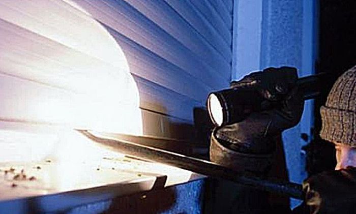 &Delta;&iota;έ&rho;&rho;&eta;&xi;&alpha;&nu; &sigma;&chi;&epsilon;&delta;ό&nu; ό&lambda;&alpha; &tau;&alpha; &sigma;&pi;ί&tau;&iota;&alpha; &sigma;&tau;&omicron; &chi;&omega;&rho;&iota;ό &Mu;&alpha;&nu;&iota;ά&tau;&eta; &sigma;&tau;&eta;&nu; &Alpha;&rho;&kappa;&alpha;&delta;ί&alpha;