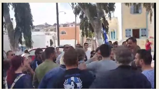 Η Χρυσή Αυγή σταμάτησε παρέλαση στη Σαντορίνη - Tην Ελληνική Σημαία κρατούσε μαθήτρια από την αλβανία (vd)