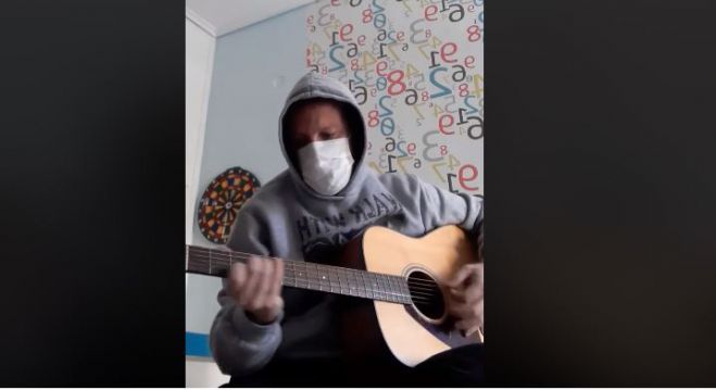 &Sigma;&alpha;&tau;&iota;&rho;&iota;&kappa;ό &tau;&rho;&alpha;&gamma;&omicron;ύ&delta;&iota; &gamma;&iota;&alpha; &tau;&omicron;&nu; &hellip; &kappa;&omicron;&rho;&omega;&nu;&omicron;ϊό &epsilon;&mu;&pi;&nu;&epsilon;ύ&sigma;&tau;&eta;&kappa;&epsilon; &omicron; &Gamma;&iota;ώ&rho;&gamma;&omicron;&sigmaf; &Gamma;&alpha;&beta;&alpha;&lambda;ά&sigmaf; &alpha;&pi;ό &tau;&eta;&nu; &Tau;&rho;ί&pi;&omicron;&lambda;&eta;! (vd)