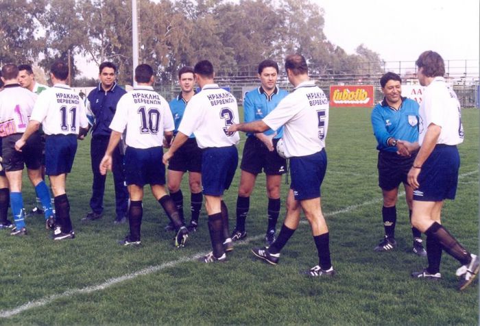 2002 | &Omicron; &tau;&epsilon;&lambda;&iota;&kappa;ό&sigmaf; &tau;&omicron;&upsilon; &Kappa;&upsilon;&pi;έ&lambda;&lambda;&omicron;&upsilon; &Alpha;&rho;&kappa;&alpha;&delta;ί&alpha;&sigmaf; &mu;&epsilon; &tau;&omicron; &tau;&rho;ό&pi;&alpha;&iota;&omicron; &sigma;&tau;&omicron;&nu; &Eta;&rho;&alpha;&kappa;&lambda;ή &Beta;&epsilon;&rho;&beta;&alpha;ί&nu;&omega;&nu;! (&epsilon;&iota;&kappa;ό&nu;&epsilon;&sigmaf;)