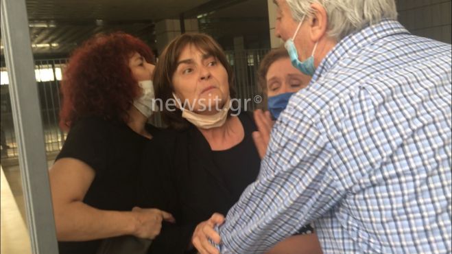 &Sigma;&tau;&omicron; &iota;&alpha;&tau;&rho;&epsilon;ί&omicron; &eta; &mu;&eta;&tau;έ&rho;&alpha; &tau;&eta;&sigmaf; &Epsilon;&lambda;έ&nu;&eta;&sigmaf; &Tau;&omicron;&pi;&alpha;&lambda;&omicron;ύ&delta;&eta; &ndash; &laquo;&Tau;&alpha; &kappa;&omicron;&pi;&rho;ό&sigma;&kappa;&upsilon;&lambda;&alpha; &beta;ί&alpha;&sigma;&alpha;&nu; &kappa;&alpha;&iota; &sigma;&kappa;ό&tau;&omega;&sigma;&alpha;&nu; &tau;&omicron; &pi;&alpha;&iota;&delta;ί &mu;&omicron;&upsilon;&raquo; (vd)