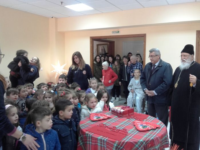 &Mu;&iota;&kappa;&rho;ά &pi;&alpha;&iota;&delta;&iota;ά &pi;&rho;ό&sigma;&phi;&epsilon;&rho;&alpha;&nu; &delta;ώ&rho;&alpha; &kappa;&alpha;&iota; &epsilon;ί&pi;&alpha;&nu; &tau;&alpha; &kappa;ά&lambda;&alpha;&nu;&tau;&alpha; &sigma;&tau;&omicron; &Gamma;&eta;&rho;&omicron;&kappa;&omicron;&mu;&epsilon;ί&omicron;