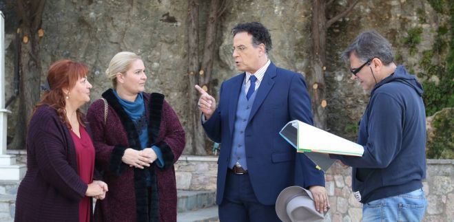 &Kappa;&alpha;&phi;έ &tau;&eta;&sigmaf; &Chi;&alpha;&rho;ά&sigmaf; - &Epsilon;&pi;ό&mu;&epsilon;&nu;&alpha; &epsilon;&pi;&epsilon;&iota;&sigma;ό&delta;&iota;&alpha; | &Omicron; &Pi;&epsilon;&rho;ί&alpha;&nu;&delta;&rho;&omicron;&sigmaf; &pi;&alpha;&theta;&alpha;ί&nu;&epsilon;&iota; έ&mu;&phi;&rho;&alpha;&gamma;&mu;&alpha;