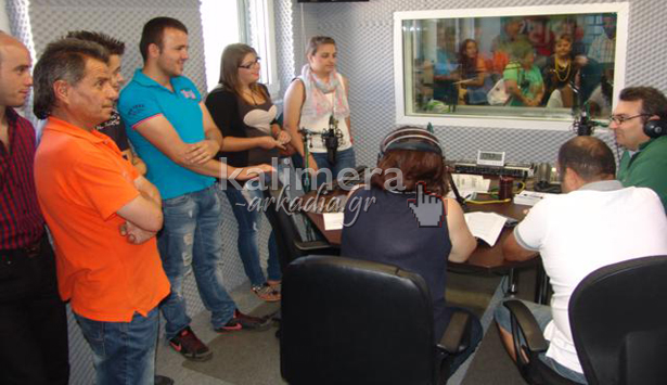 &Mu;&alpha;&theta;&eta;&tau;έ&sigmaf; &tau;&omicron;&upsilon; &sigma;&chi;&omicron;&lambda;&epsilon;ί&omicron;&upsilon; &Delta;&epsilon;ύ&tau;&epsilon;&rho;&eta;&sigmaf; &Epsilon;&upsilon;&kappa;&alpha;&iota;&rho;ί&alpha;&sigmaf; &xi;&epsilon;&nu;&alpha;&gamma;ή&theta;&eta;&kappa;&alpha;&nu; &sigma;&tau;&omicron; &Delta;&eta;&mu;&omicron;&tau;&iota;&kappa;ό &Rho;&alpha;&delta;&iota;ό&phi;&omega;&nu;&omicron; &Tau;&rho;ί&pi;&omicron;&lambda;&eta;&sigmaf; (vd)