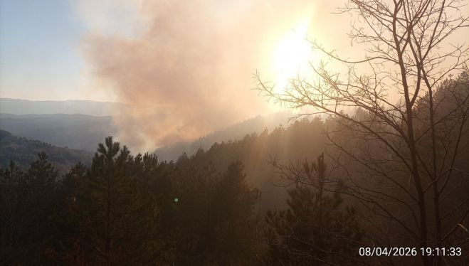 &Pi;&upsilon;&rho;&kappa;&alpha;&gamma;&iota;ά &alpha;&nu;ά&mu;&epsilon;&sigma;&alpha; &sigma;&epsilon; Ά&gamma;&iota;&omicron; &Pi;έ&tau;&rho;&omicron; &kappa;&alpha;&iota; &Kappa;&alpha;&rho;&upsilon;έ&sigmaf; (&epsilon;&iota;&kappa;ό&nu;&epsilon;&sigmaf;)