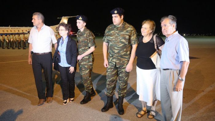 Στην Ελλάδα οι δύο Έλληνες στρατιωτικοί - Κατέβηκαν ένστολοι από το αεροπλάνο (vd)