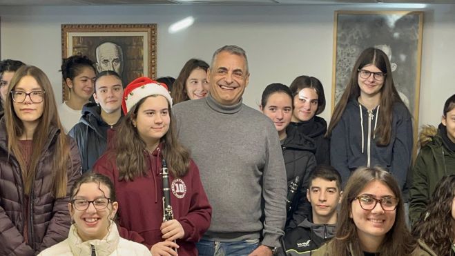 Χριστουγεννιάτικες ευχές και κάλαντα από μαθητές στον Δήμαρχο Τρίπολης (vd)