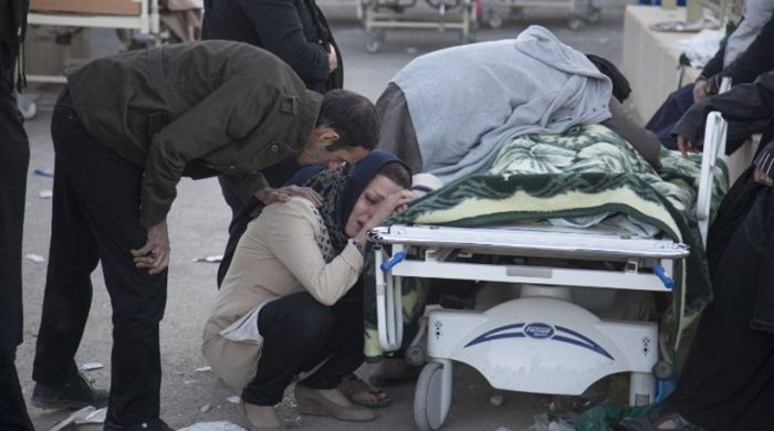 Ανείπωτος θρήνος στο Ιράν: Στους 415 οι νεκροί από τον σεισμό των 7,3 Ρίχτερ (vd)