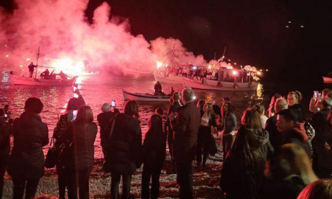 Μεγάλη Παρασκευή στον Τυρό με καΐκια να συνοδεύουν τους Επιταφίους και φαναράκια να γεμίζουν τη θάλασσα! (vd)